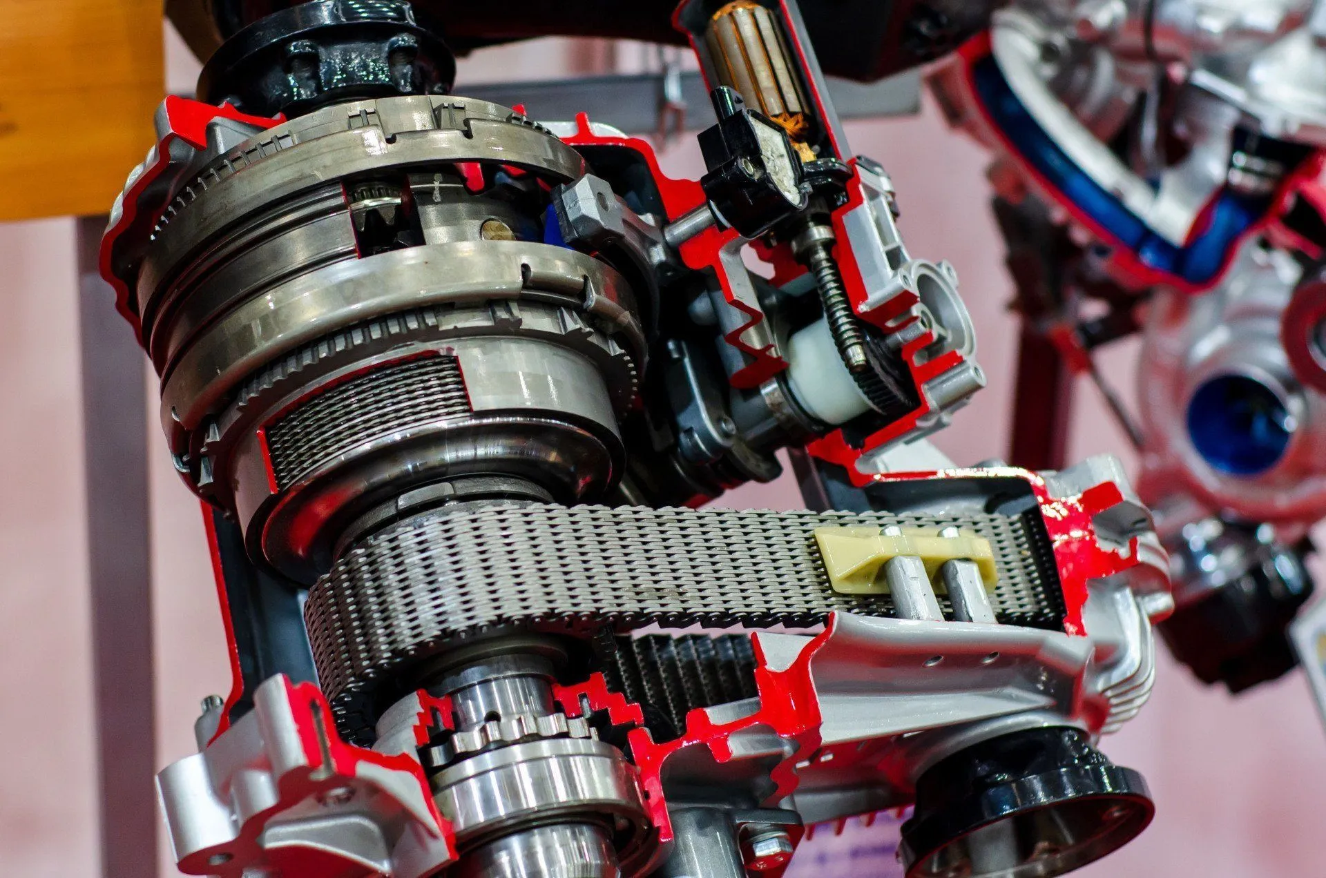 Cutaway display of a drivetrain unit showing its internal gears and drive chain